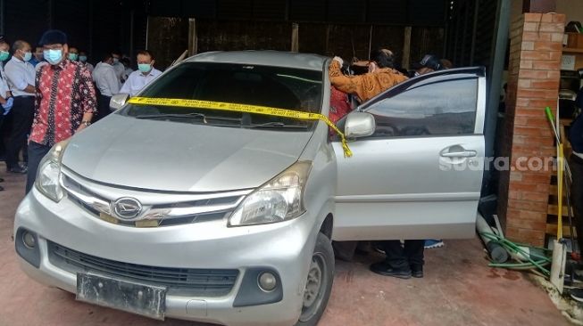 Penampakan mobil polisi yang diperiksa Komnas HAM soal uji balistik tragedi enam laskar FPI. (Suara.com/Arga)