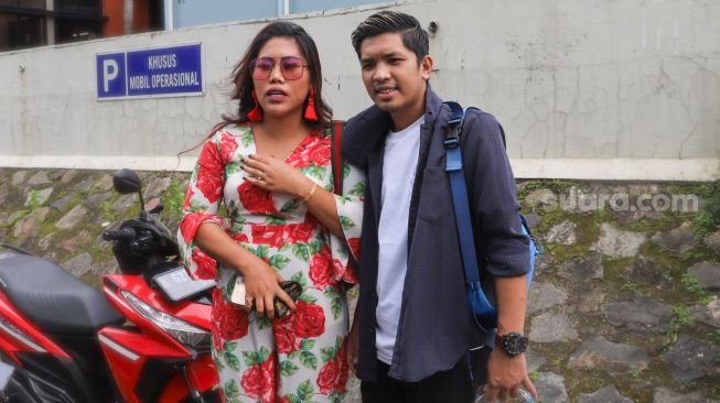 Pedangdut Evi Masamba ditemani suaminya, Arief Hajrianto saat ditemui di Kawasan Tendean, Jakarta Selatan, Senin (21/12). [Suara.com/Alfian Winanto]