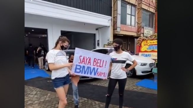 Sebuah marketing dari sebuah showroom dealer BMW bikin pemilk BMW tak menyangka (TikTok)