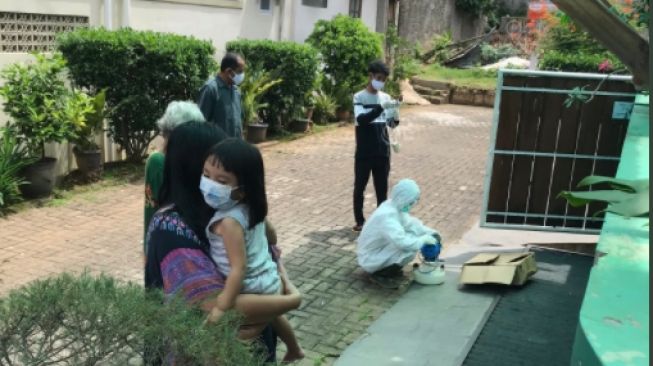 Melepas Anak Istri Karantina Covid-19, Kisah Pria Ini Bikin Hati Teriris