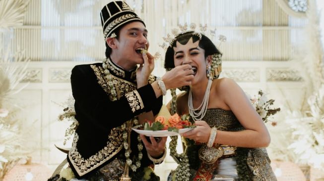 Adipati Dolken dan Canti Tachril resmi menjadi suami istri. Pernikahan mereka berlangsung di Bangka Belitung paa 18 Desember 2020. [dokumentasi pribadi]