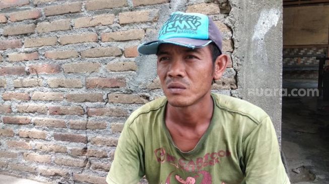 Seorang warga, Sutam, menyampaikan keluhannya kepada wartawan di TPST Piyungan, Kabupaten Bantul, Selasa (22/12/2020). - (SuaraJogja.id/Muhammad Ilham Baktora)