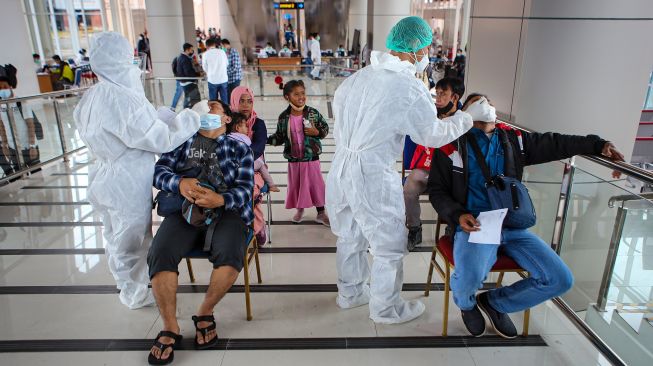 Calon penumpang pesawat mengikuti tes cepat antigen di area Terminal 2 Bandara Soekarno Hatta, Tangerang, Banten, Selasa (22/12/2020).  [ANTARA FOTO/Fauzan]