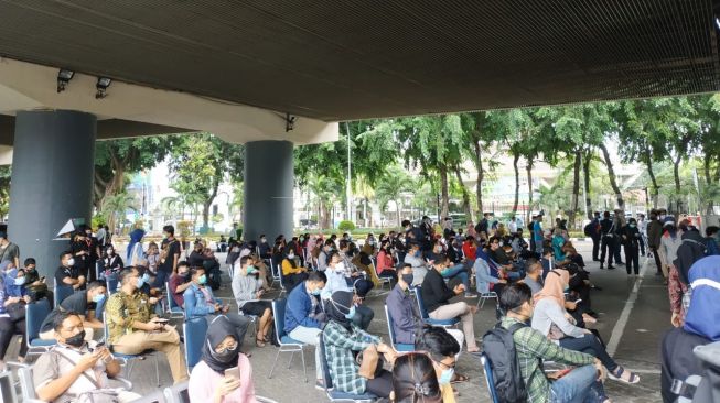 Calon penumpang yang ingin melakukan rapid antigen membludak di Stasiun Gambir, Jakarta Pusat, Selasa (22/12/2020). (Suara.com/Fakhri Fuadi)