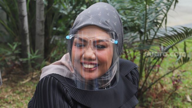 Elly Sugigi Pakai Hijab Serba Hitam, Wajahnya Disorot: Kayak Siti Nurhaliza