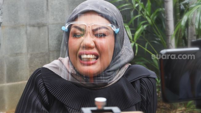 Ekspresi Komedian Elly Sugigi saat diwawancarai awak media di Kawasan Tendean, Jakarta Selatan, Selasa (22/12/2020). [Suara.com/Alfian Winanto]