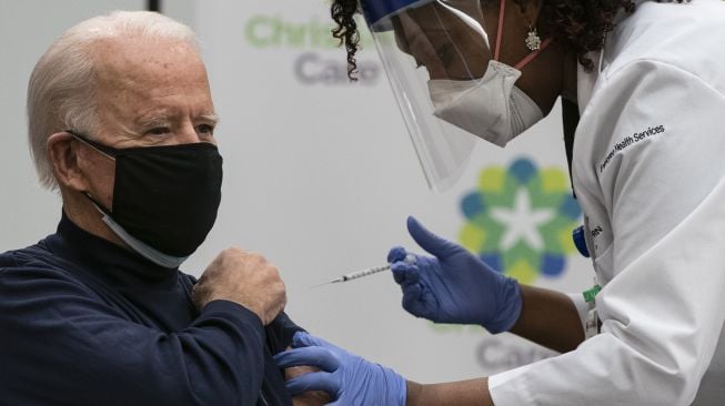 Perawat menyuntikkan dosis pertama vaksin Covid-19 kepada Presiden AS terpilih Joe Biden di ChristianaCare, Rumah Sakit Christiana di Newark, Delaware, Senin, 21 Desember 2020. [ALEX EDELMAN / AFP]