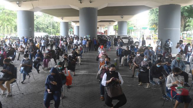 Ribuan Calon Penumpang KA Antre Rapid Tes Antigen di Stasiun Gambir