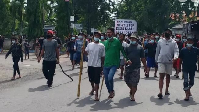 Ratusan Warga Sidoarjo Bawa Pentungan Tolak Eksekusi Lahan Balai Desa