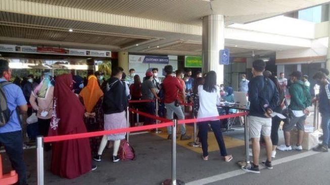 Antre Rapid Test Antigen, Calon Penumpang di Bandara Hang Nadim Membludak