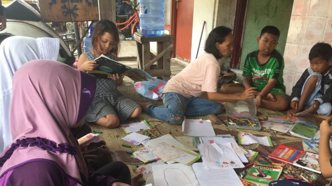Hidupi 4 Anak, Ibu yang Menjadi Pemulung di Tegal Ini Dirikan Rumah Baca