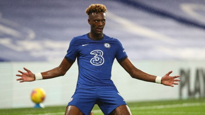 Penyerang Chelsea Tammy Abraham berselebrasi usai mencetak gol keduanya saat menghadapi West Ham United dalam laga pekan ke-14 Liga Inggris, di Stamford Bridge, Selasa (22/12/2020) dini hari WIB. [Clive Rose / POOL / AFP]