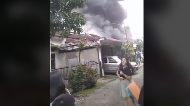 Gagal Presentasi Gegara Rumah Tetangga Terbakar, Reaksi Gadis Ini Disorot