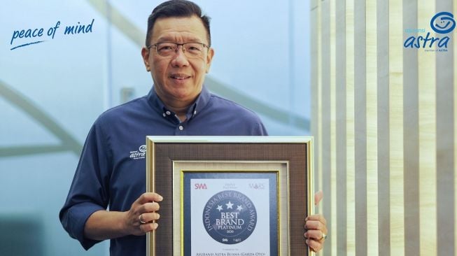 Chief Marketing Officer – Retail Business Asuransi Astra, Gunawan Salim menerima penghargaan Indonesia Best Brand Award 2020 [Asuransi Astra].