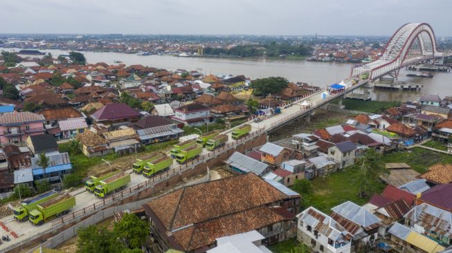 Puluhan truk berada di atas Jembatan Musi VI untuk melakukan uji beban di Palembang, Sumatera Selatan, Selasa (22/12/2020).  [ANTARA FOTO/Nova Wahyudi]
