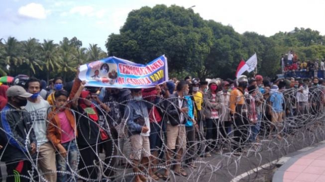 Bela Wabup Kiai Muqit, Ribuan Orang Jember Minta 5 Pejabat Pemkab Dicopot