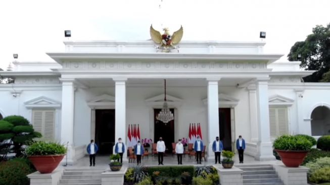 Presiden Joko Widodo (Jokowi) dan Wapres Ma'ruf Amin mengumumkan enam menteri baru di Kabinet Indonesia Maju, Selasa (22/12/2020). [Tangkapan layar YouTube Sekretariat Kabinet]