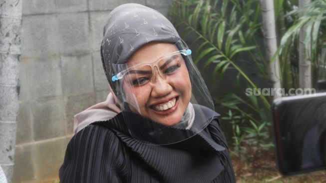 Ekspresi Komedian Elly Sugigi saat diwawancarai awak media di Kawasan Tendean, Jakarta Selatan, Selasa (22/12/2020). [Suara.com/Alfian Winanto]
