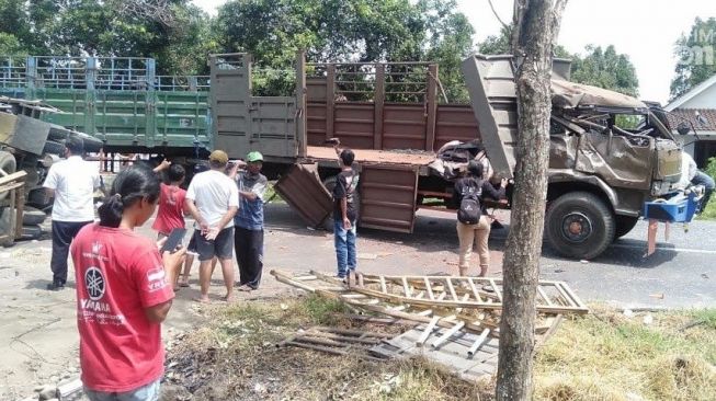 Alhamdulillah! Tertimpa Truk Muatan Bebek, Dua Pemotor Ini Selamat, Tapi...