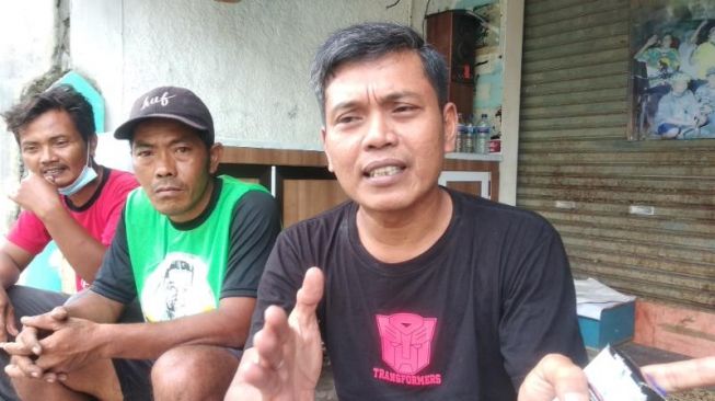 Seorang warga Kampung Celeban, Yoga Hendro Prakosa, memberi keterangan pada wartawan di Kampung Celeban, Kelurahan Tahunan, Kecamatan Umbulharjo, Kota Yogyakarta, Selasa (22/12/2020). - (SuaraJogja.id/Muhammad Ilham Baktora)