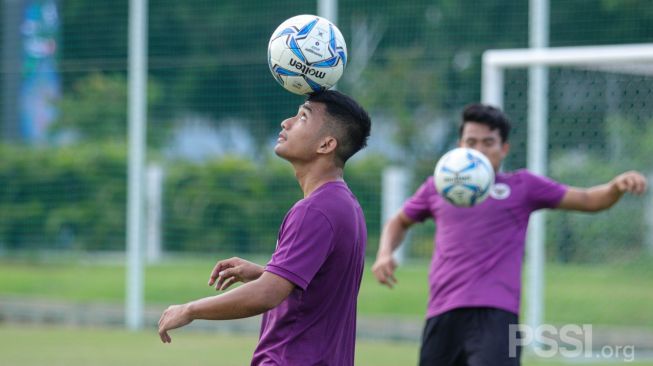 Pemain Timnas Indonesia U-23 sedang menjalani latihan perdana di lapangan D, Komplek GBK, Senayan, Jakarta (dok. PSSI)