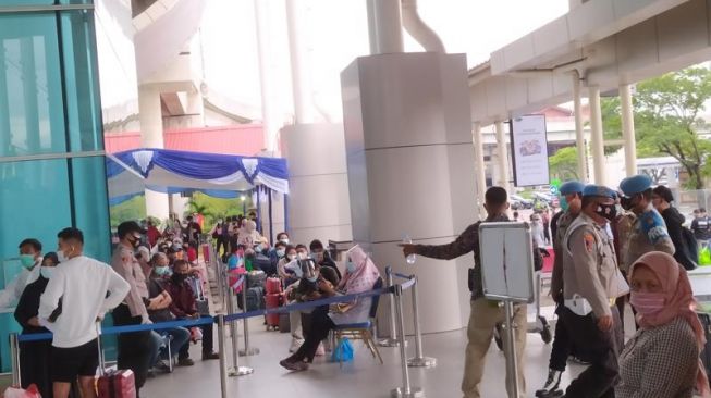 Penumpang Hampir Ditinggal Pesawat sebab Antre Rapid Test Antigen di Soetta