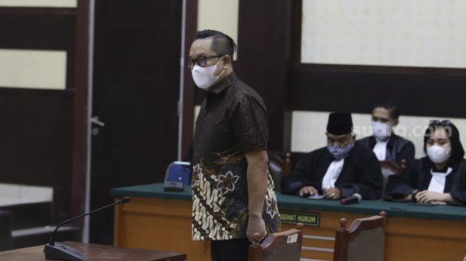 Terdakwa kasus suap penghapusan red notice Djoko Tjandra, Brigjen Pol Prasetijo Utomo bersiap menjalani sidang pembacaan vonis di Pengadilan Negeri Jakarta Timur, Selasa (22/12/2020). [Suara.com/Angga Budhiyanto]