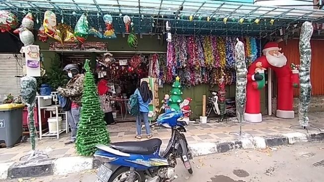 Dampak Covid-19, Omset Penjualan Pernak-Pernik Natal Turun