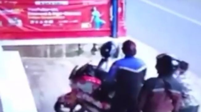 Aksi Maling Motor Tertangkap Basah, Tak Sadar Diawasi Pemilik dari Belakang