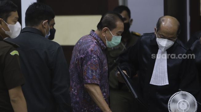 Terpidana kasus cessie Bank Bali Djoko Soegiarto Tjandra (tengah) selaku terdakwa perkara suap kepada jaksa dan perwira tinggi Polri serta pemufakatan jahat, berjalan meninggalkan ruang sidang usai menjalani sidang pembacaan vonis di Pengadilan Negeri Jakarta Timur, Selasa (22/12/2020). [Suara.com/Angga Budhiyanto]