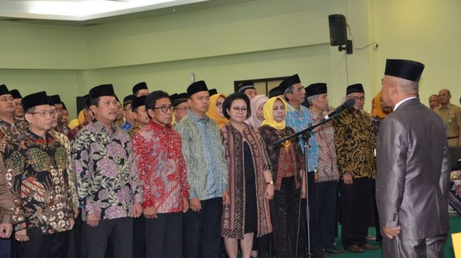 Wali Kota Bekasi Rahmat Effendi saat melantik pengurus Dewan Kota Cerdas di Bekasi, Senin (10/7/2017). (AyoBekasi/Husnul Khatimah)