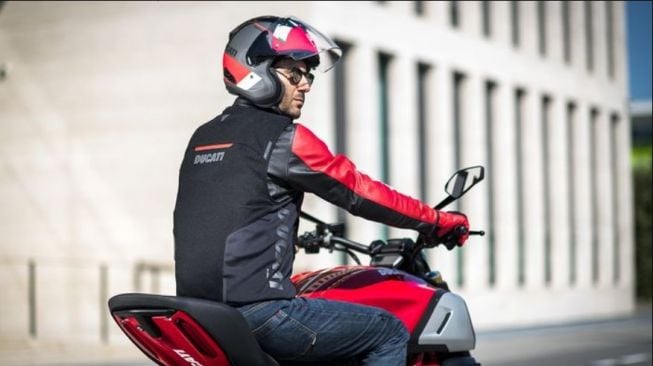 Jaket Ducati yang memiliki teknologi airbag (Rideapart)