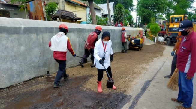 Kemarin Tri Rismaharini Masih 'Ngaspal' Jalan, Sekarang Jadi Menteri Sosial