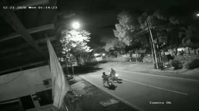 Tangkapan layar rekaman CCTV di sekitar lokasi penemuan mayat bersimbah darah di Jalan Perjuangan, Kelurahan Teluk Pucung, Bekasi Utara, Kota Bekasi.