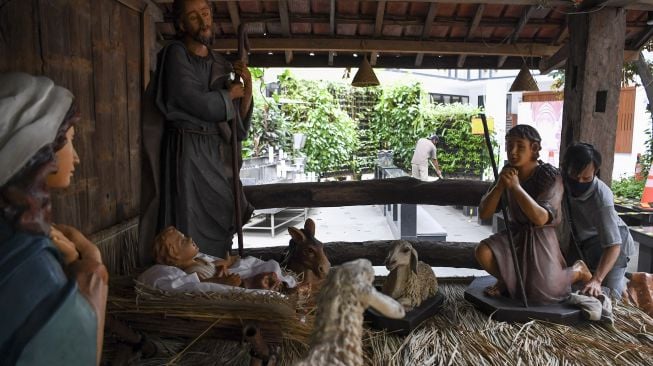 Pekerja melakukan persiapan jelang ibadah Natal, di Gereja Katedral, Jakarta, Rabu (23/12/2020).  [ANTARA FOTO/Hafidz Mubarak]