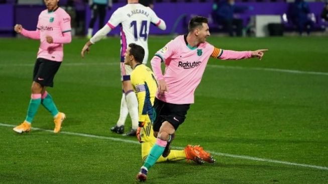 Penyerang Barcelona Lionel Messi rayakan golnya ke gawang Real Valladolid dalam laga pekan ke-15 Liga Spanyol di Stadion Jose Zorilla, Rabu (23/12/2020) dini hari WIB. [Cesar Manso / AFP]