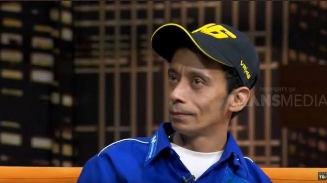 Seorang kurir paket  J&T Express viral karena mirip pebalap kenamaan, Valentino Rossi.