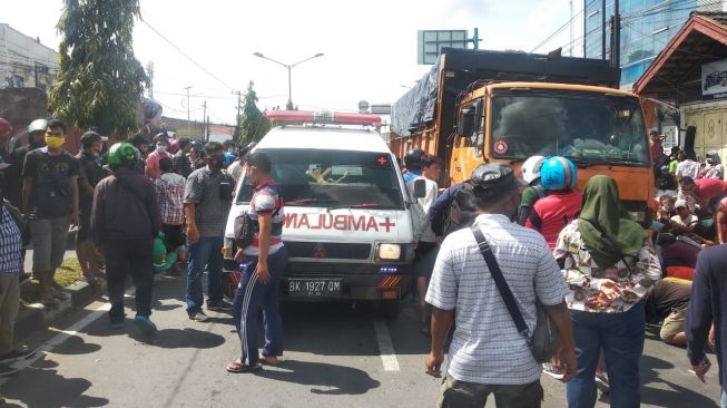 Ngeri! Pemotor di Medan Tewas Terlindas Truk, Kepala Pecah-Tubuh Berserakan