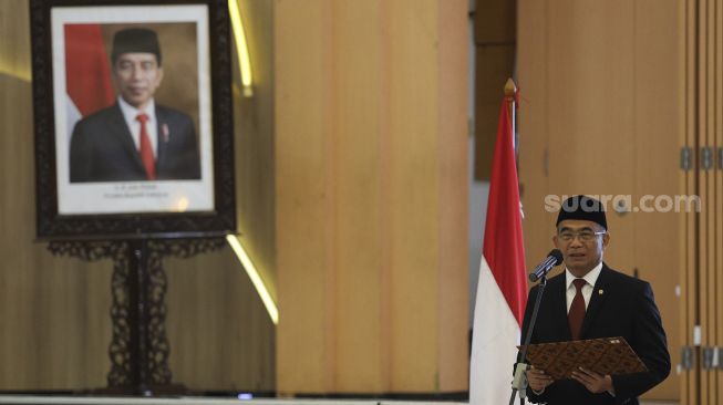 Menteri Koordinator Bidang Pembangunan Manusia dan Kebudayaan yang juga pejabat lama Menteri Sosial Ad Interim Muhajir Effendi memberikan sambutan saat acara serah terima jabatan Menteri Sosial di Kantor Kementerian Sosial, Jakarta, Rabu (23/12/2020). [Suara.com/Angga Budhiyanto]