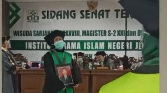 Bikin Mewek! Video Istri Jadi Pengganti Wisuda Suami yang Sudah Meninggal