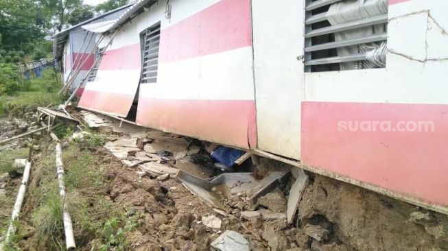 Kondisi Huntara di Kampung Pasir Malang, Desa Sumber Jaya, Kecamatan Sumur, Kabupaten Pandeglang, Rabu (23/12/2020). [Suara.com/Saepulloh]