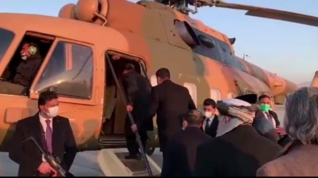 Jusuf Kalla dikawal pasukan bersenjata saat naik ke atas helikopter di Bandara Afghanistan, Rabu 23 Desember 2020 / [Foto: Istimewa]