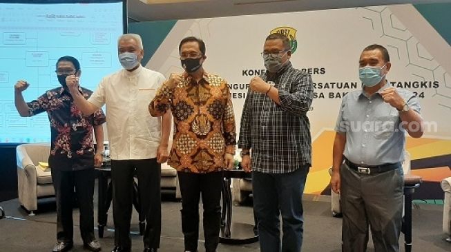 Ketua PBSI, Agung Firman Sampurna (tengah) saat mengumumkan kepengurusan periode 2020-2024 di Hotel Ayana, Jakarta, Rabu (23/12/2020). (Suara.com/Adie Prasetyo Nugraha)