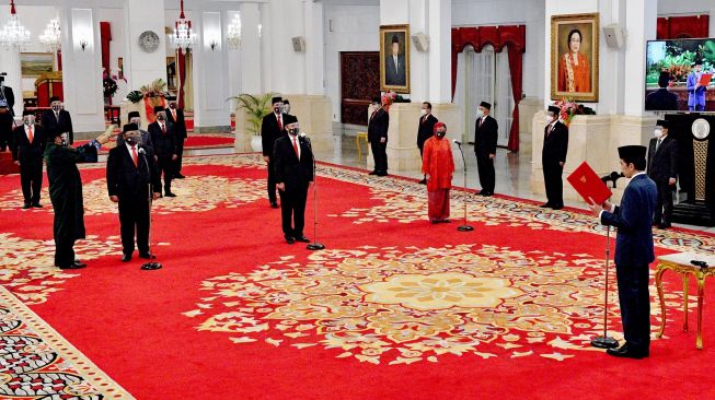 Presiden Joko Widodo (kanan) memimpin upacara pelantikan menteri Kabinet Indonesia Maju di Istana Negara Jakarta, Rabu (23/12/2020).[ANTARA FOTO/HO/Setpres-Agus Suparto]