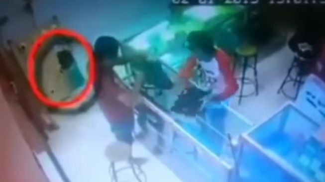 Duh! Video Menegangkan Anak Lepas Pengawasan di Toko, Endingnya Seperti Ini