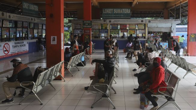 Sejumlah calon penumpang menunggu kedatangan bus di Terminal Kampung Rambutan, Jakarta, Rabu (23/12/2020). [Suara.com/Angga Budhiyanto]