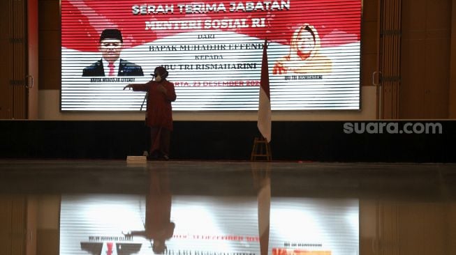 Menteri Sosial Tri Rismaharini memberikan sambutan saat acara serah terima jabatan Menteri Sosial di Kantor Kementerian Sosial, Jakarta, Rabu (23/12/2020). [Suara.com/Angga Budhiyanto]