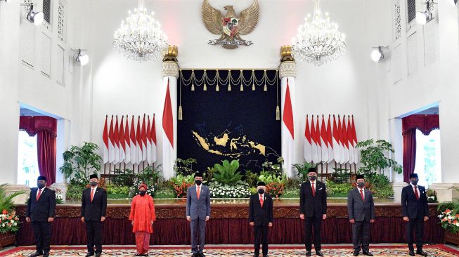 Presiden Joko Widodo (keempat kiri) didampingi Wakil Presiden Ma'ruf Amin (keempat kanan) berfoto dengan (kiri ke kanan) Menteri Agama Yaqut Cholil Qoumas, Menteri Kesehatan Budi Gunadi Sadikin, Menteri Sosial Tri Rismaharini, Menteri Perdagangan M Lutfi, Menteri Kelautan dan Perikanan Sakti Wahyu Trenggono dan Menteri Pariwisata dan Ekonomi Kreatif Sandiaga Salahudin Uno seusai upacara pelantikan menteri Kabinet Indonesia Maju di Istana Negara Jakarta, Rabu (23/12/2020). [ANTARA FOTO/HO/Setpres-Agus Suparto]