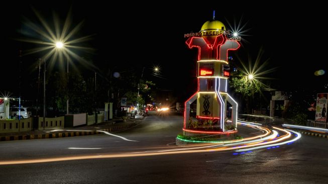 Sejumlah kendaraan bermotor melintas di Bundaran Tugu Poso di Kota Poso, Kabupaten Poso, Sulawesi Tengah, Selasa (22/12/2020) malam.  [ANTARA FOTO/Basri Marzuki]