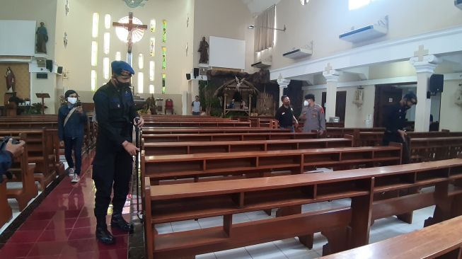 Tim Polresta Surakarta Sterilisasi Gereja Jelang Ibadah Natal